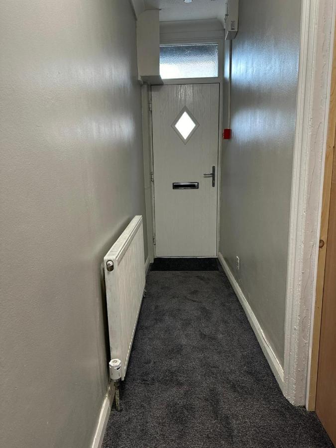 Luton Home Near Airport Private & Shared Bathroom Option Экстерьер фото